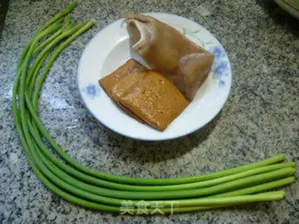 Make Garlic dry and pig ears step 0