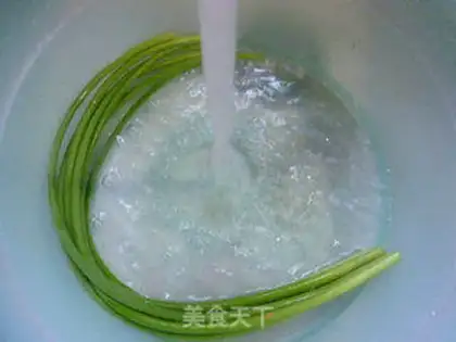 Make Garlic dry and pig ears step 1