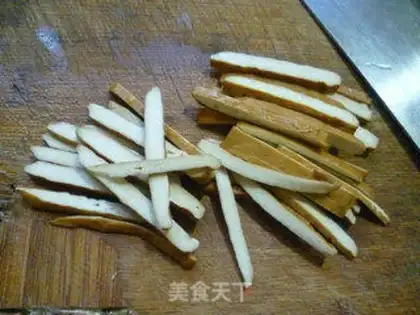 Make Garlic dry and pig ears step 3
