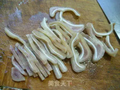 Make Garlic dry and pig ears step 4