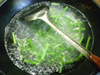 Make Garlic dry and pig ears step 5