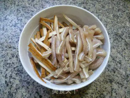 Make Garlic dry and pig ears step 8
