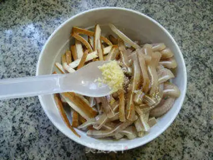 Make Garlic dry and pig ears step 11