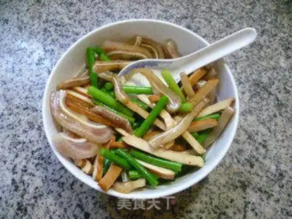 Make Garlic dry and pig ears step 13