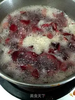 Make The sun makes its own cherry iced tea step 0
