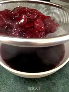 Make The sun makes its own cherry iced tea step 1