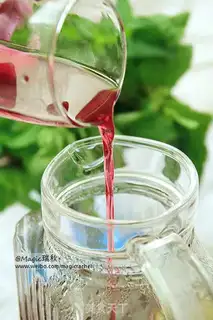 Make The sun makes its own cherry iced tea step 4