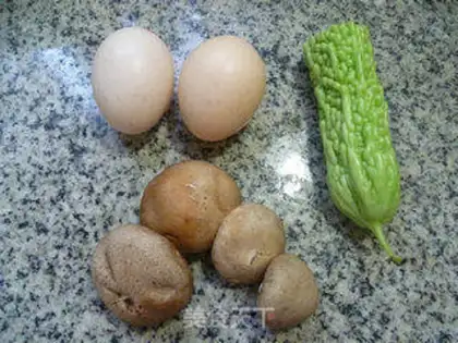 Make Scrambled mushrooms and fried eggs step 0