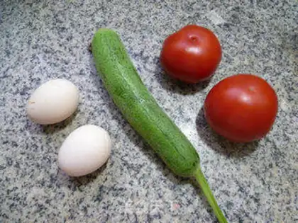 Make Fried eggs and silk melon tomato soup step 0