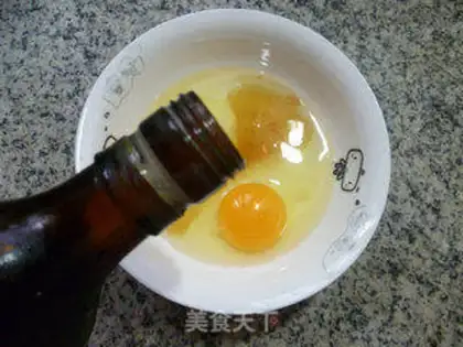 Make Fried eggs and silk melon tomato soup step 1