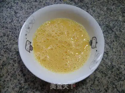 Make Fried eggs and silk melon tomato soup step 2