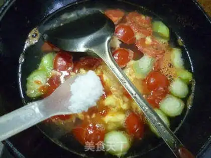 Make Fried eggs and silk melon tomato soup step 11