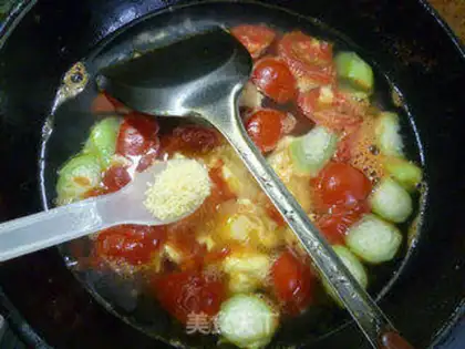 Make Fried eggs and silk melon tomato soup step 12