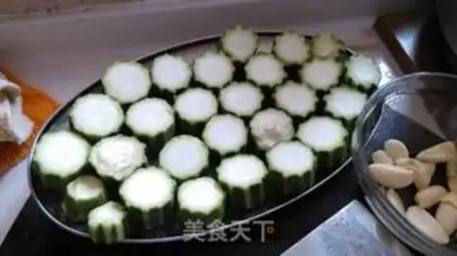 Make A fan of garlic and silk step 0