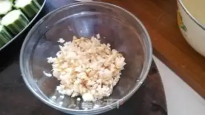 Make A fan of garlic and silk step 2