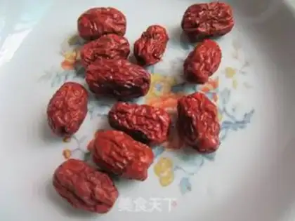 Make A chicken with red dates step 3