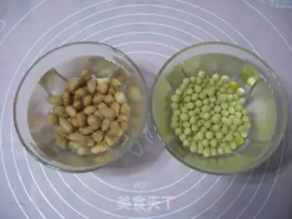 Make Peanut hoove soup step 1