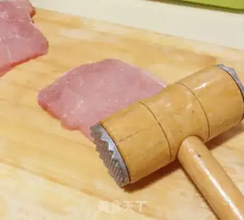Make Three-smelt pork chops step 0