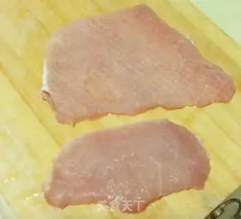 Make Three-smelt pork chops step 1
