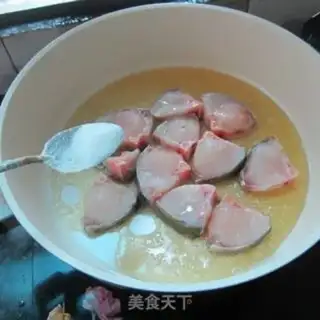 Make Paprika powdered fish step 1