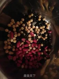 Make Two bean ink, chicken claw soup step 1
