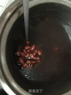 Make Two bean ink, chicken claw soup step 2
