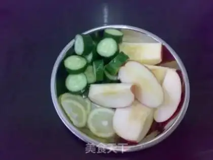 Make Apple cucumber juice step 1