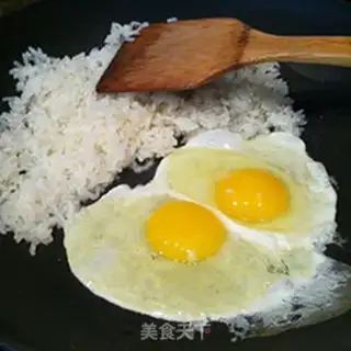 Make Onion egg fried rice step 3