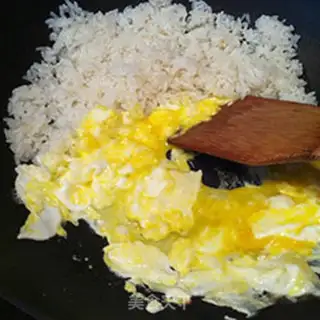Make Onion egg fried rice step 4