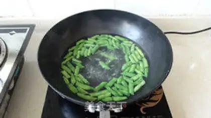 Make Four seasons of bean fried eggs step 2