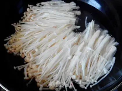 Make Spicy golden needle mushrooms step 2