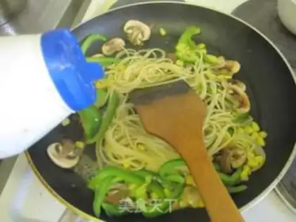 Make Black pepper willow fried pasta step 11
