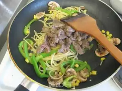 Make Black pepper willow fried pasta step 12