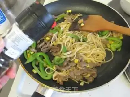 Make Black pepper willow fried pasta step 13