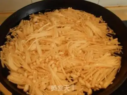 Make Red-oiled needle mushrooms step 1