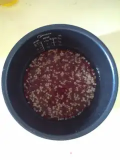 Make Milk-cracked potatoes, red beans step 1