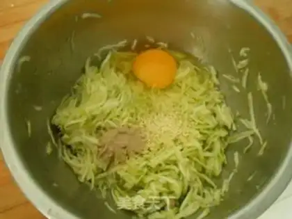 Make Cracker eggcake step 1