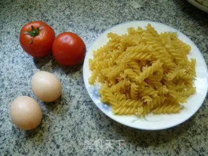 Make Tomato fried eggs and a screwdriver step 0