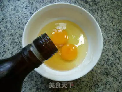 Make Tomato fried eggs and a screwdriver step 1
