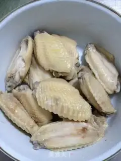 Make Han pour chicken wings step 1