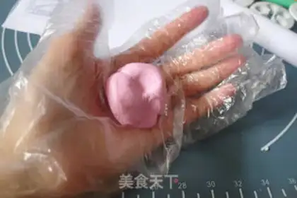 Make Rolling sugar roses step 1