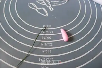 Make Rolling sugar roses step 2