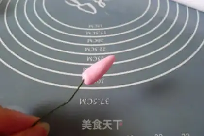 Make Rolling sugar roses step 3