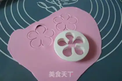 Make Rolling sugar roses step 5