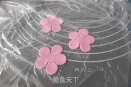Make Rolling sugar roses step 6