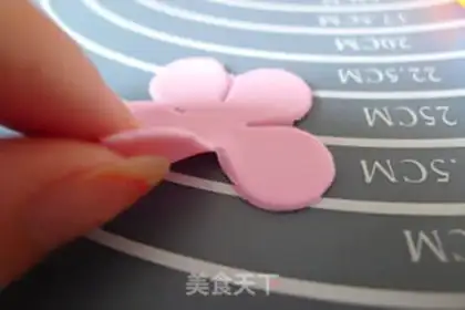 Make Rolling sugar roses step 7
