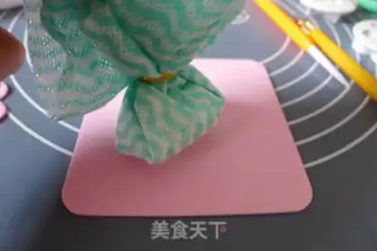 Make Rolling sugar roses step 8