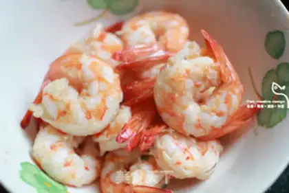 Make Muffled seafood noodles step 1