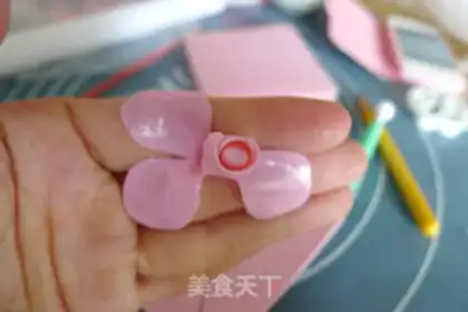 Make Rolling sugar roses step 14