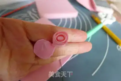 Make Rolling sugar roses step 16